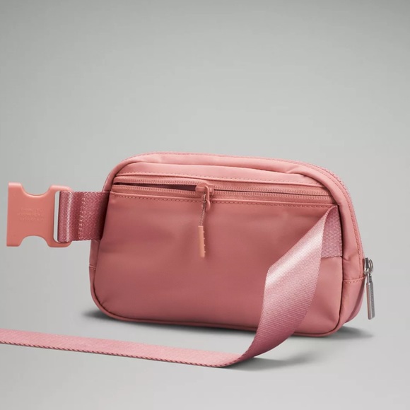 Lululemon Everywhere Belt Bag NWT Pink Pastel - Picture 4 of 13